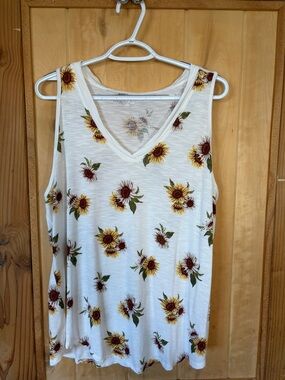 🌻5 for $30🌻 Maurices White V-Neck Sunflower Tank Top
